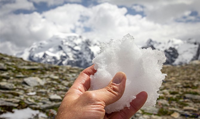 200 milioni di frammenti l’anno nevicano sulle montagne della Valle d’Aosta: 80 milioni sono microplastiche